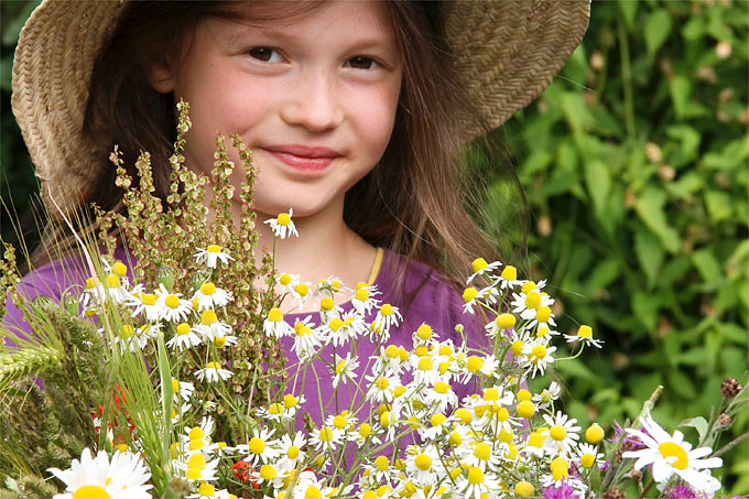 Mädchen mit Blumenstrauß - Foto: NABU/Christine Kuchem