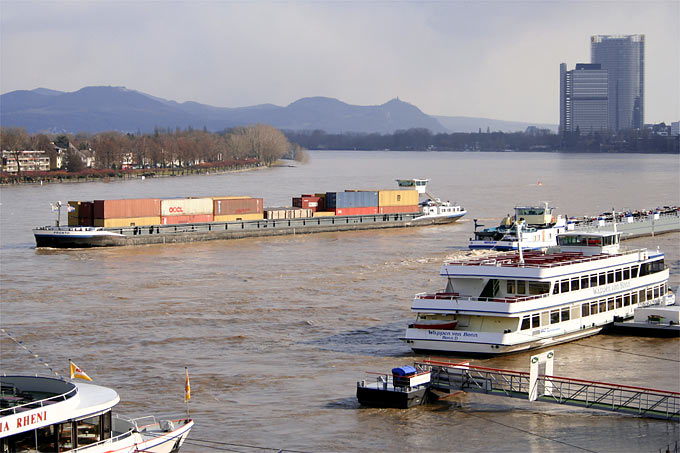 Bonner Rhein mit Blick auf das Siebengebirge. - Foto: Helge May