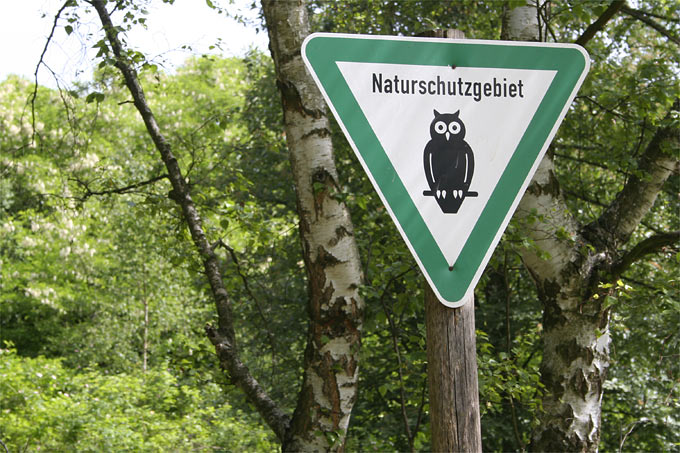 Schild „Naturschutzgebiet“ - Foto: Helge May