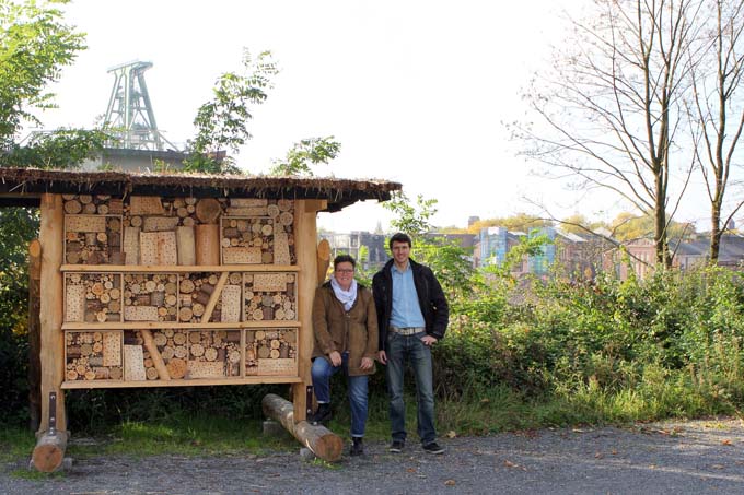 Ines Mogge und Michael Schoch eröffnen das neue Wildbienenhotel im Kreativ.Quartier Lohberg - Foto: Annette Herberg