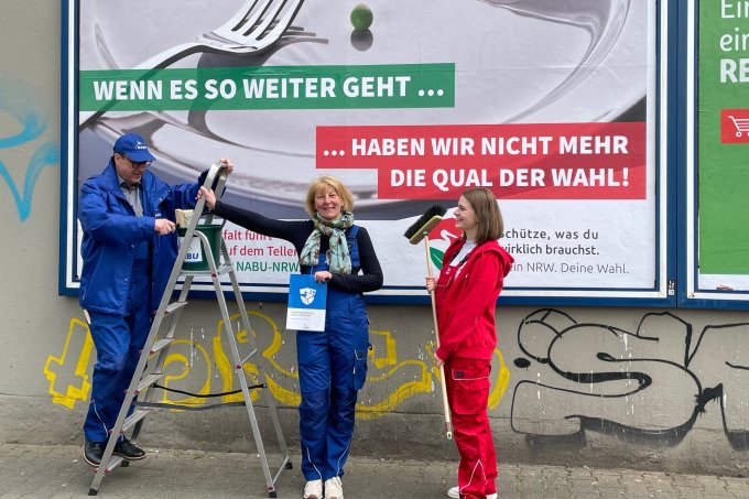 Plakataktion mit Bernhard Kamp, Dr. Heide Naderer, Nathalie Wegner (NAJU) - Foto: Birgit Königs