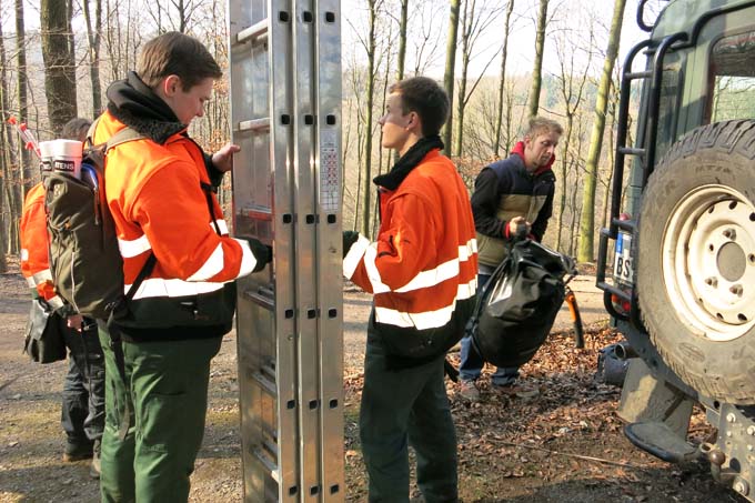 Paul Treimer und Felix Hiege entladen die Ausrüstung für die Baumhöhlenkartierung - Foto: Sabine Kürten