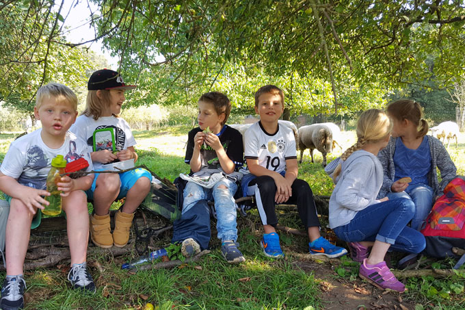 Kinder der Gemeinschaftsgrundschule Budberg-Orsoy auf der Streuobstwiese - Foto: Maria Gerlach