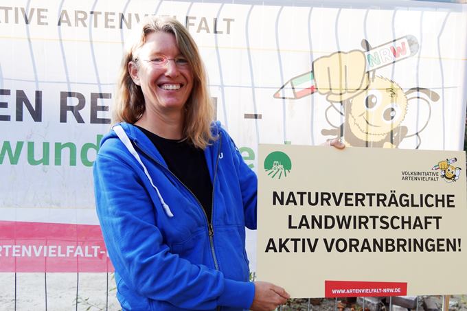 Wie Monika Hachtel nutzten auch viele Delegierte die LVV, um sich mit einem Foto und einer der acht Forderungen zur Volksinitiative Artenvielfalt NRW zu bekennen. Foto: Thorsten Wiegers
