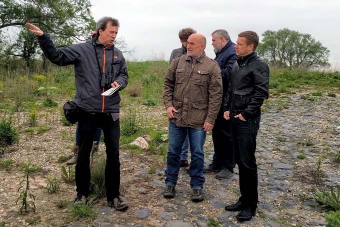 Klaus Markgraf-Maué (li.), Christian Chwallek (mi.) und Martin Schirdewan (re.) beim Treffen in der Emmericher Ward - Foto: Sebastian Strumann
