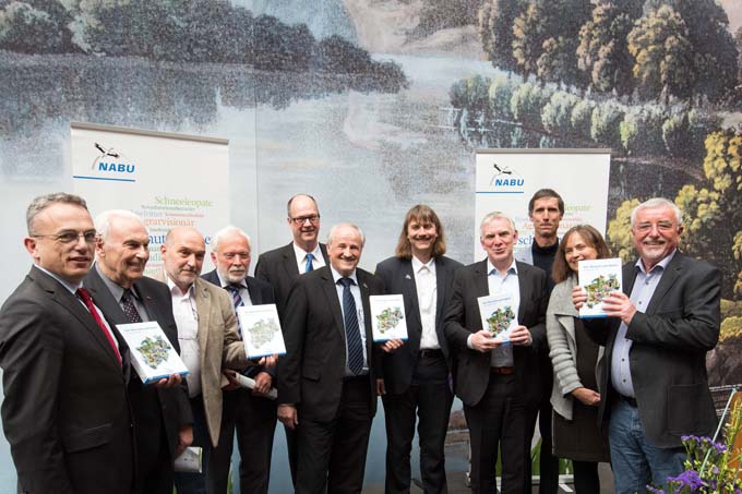 Einige der Veranstaltungsgäste mit der neuen Chronik des NABU NRW - Foto: Bernd Schaller