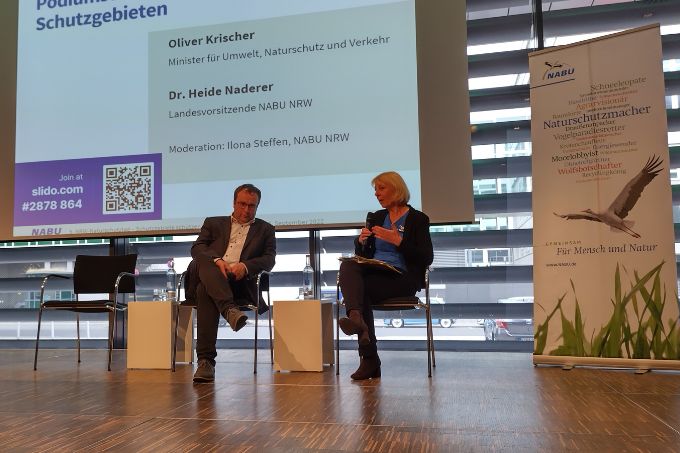 Umweltminister Oliver Krischer und Dr. Heide Naderer im Podiumstalk - Foto: Julja Koch