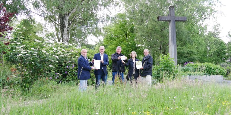 Auszeichnung des schmetterlingsfreundlichen Friedhofes in Bottrop - Foto: Lena Hölzer