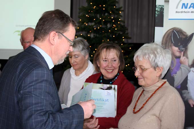 Dr. Martin Woike vom Umweltministerium überreicht die Auszeichnungen - Foto: Birgit Königs