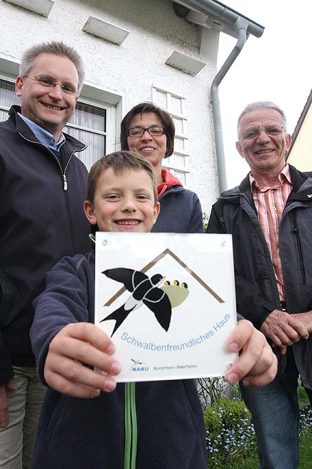 Familie Biethahn aus Bad Oeynhausen freut sich über die Auszeichnung, die Erwin Mattegiet vom NABU Minden-Lübbecke überreichte - Foto: Neue Westfaelische