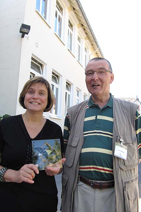Schulleiterin Frau Weise und Otto Schwerwinski vom NABU Solingen bei der Auszeichnung der Grundschule Westersburg - Foto: N. Winkler