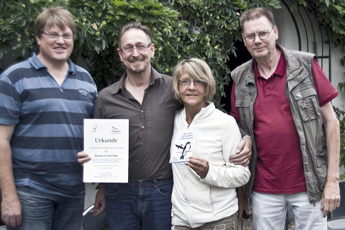 Initialzündung: Klaudia und Axel Dulz (Mitte) erhielten von Uwe Wedegärtner (li) und Günter Lessenich als erstes die Auszeichnung - Foto Günther Lessenich