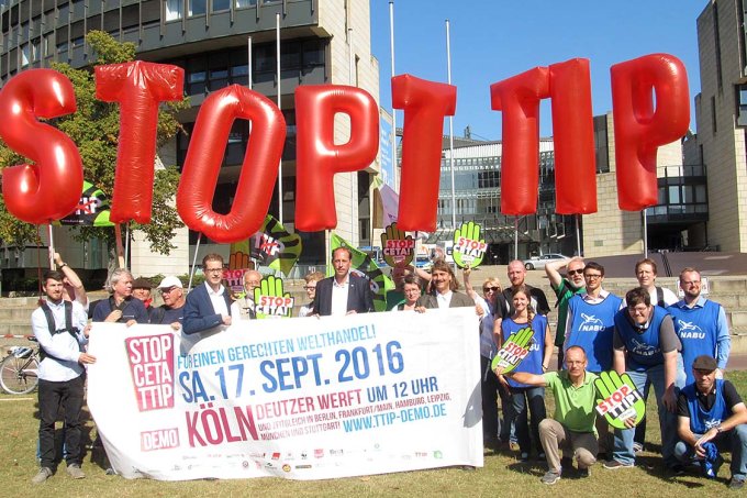Stop TTIP vor dem Landtag NRW - Foto: B.Königs