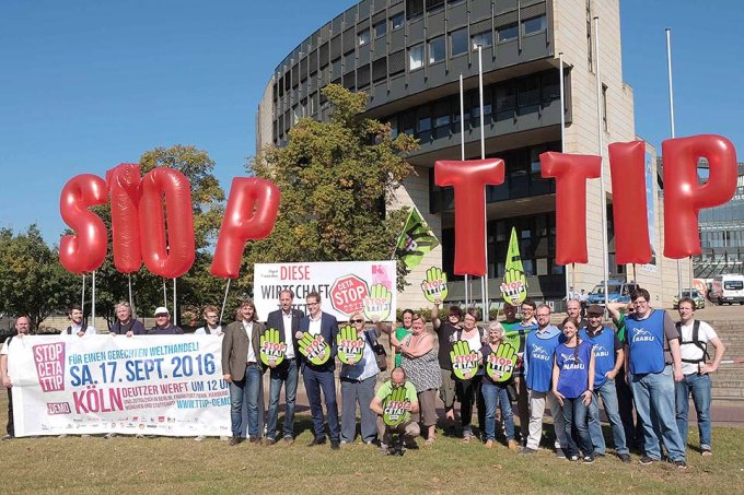 Stop TTIP vor dem Landtag NRW - Foto: T.Sterk