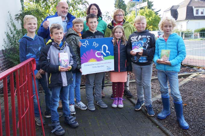 Bei der Auszeichnung der Schule am Deich präsentierten die Kinder stolz ihren kleinen Schmetterlingsgarten - Foto: Sarah Bölke