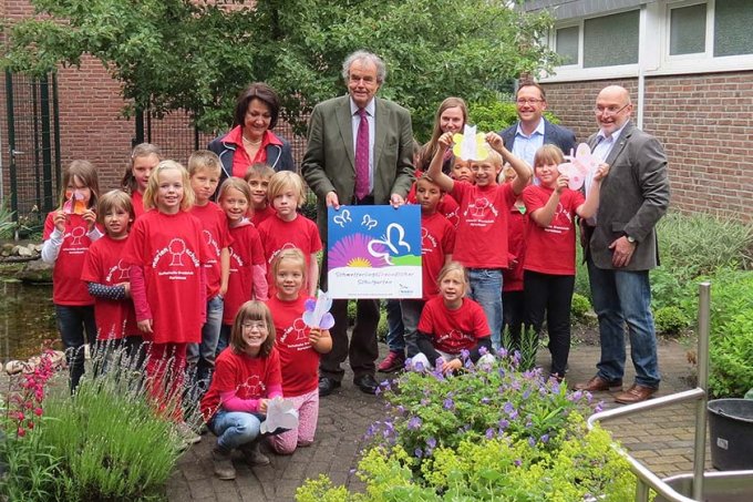 Auszeichnung der Grundschule in Wesel mit der Plakette &quot;Schmetterlingsfreundlicher Schulgarten&quot; - Foto: Peter Malzbender