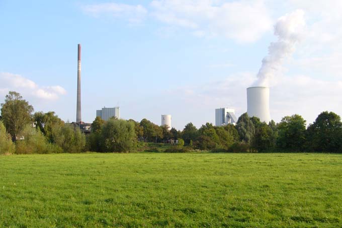 Konfrontation der Interessen von Ökologie und Ökonomie - Kraftwerk Duisburg Walsum und Naturschutzgebiet Walsumer Aue - Foto: Dr. Joachim Gerß