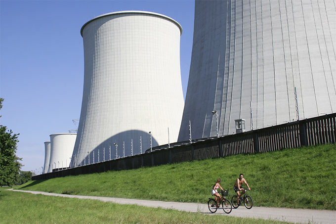 Kühltürme des Atomkraftwerks Biblis in Südhessen - Foto: Helge May