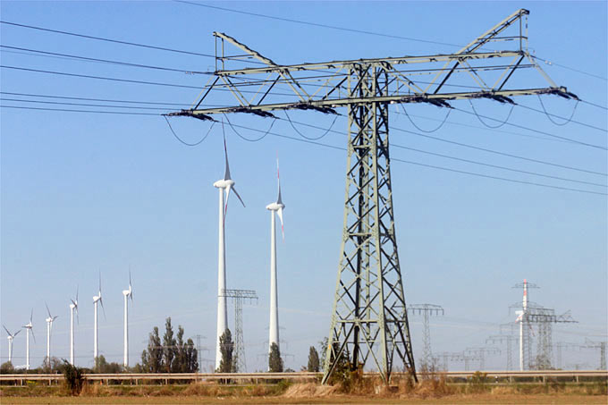 Energielandschaft mit Stromtrasse und Windrädern - Foto: Helge May